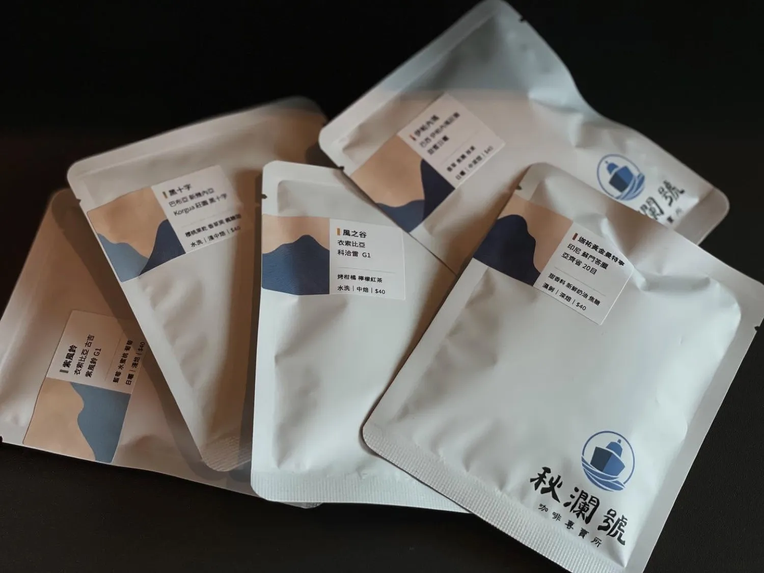 秋瀾號掛耳包，包裝上是藍色山形插畫
