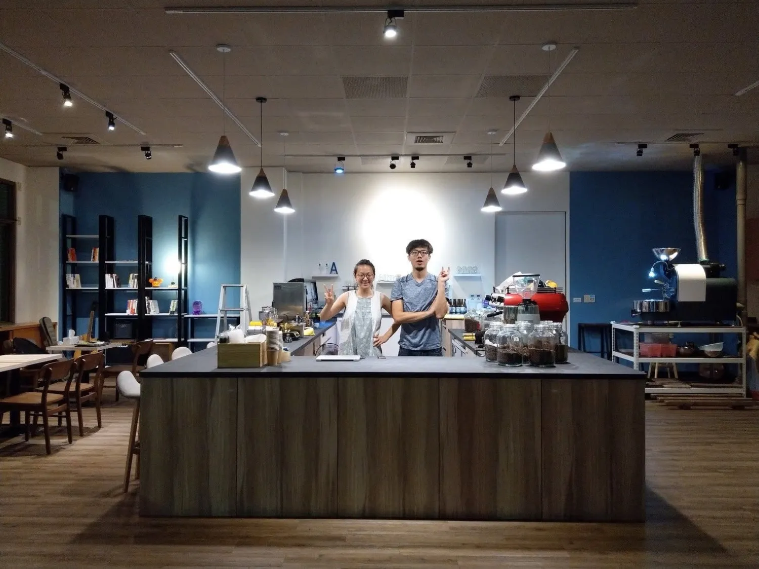 2018 年秋瀾號剛開店時的吧檯與烘豆機