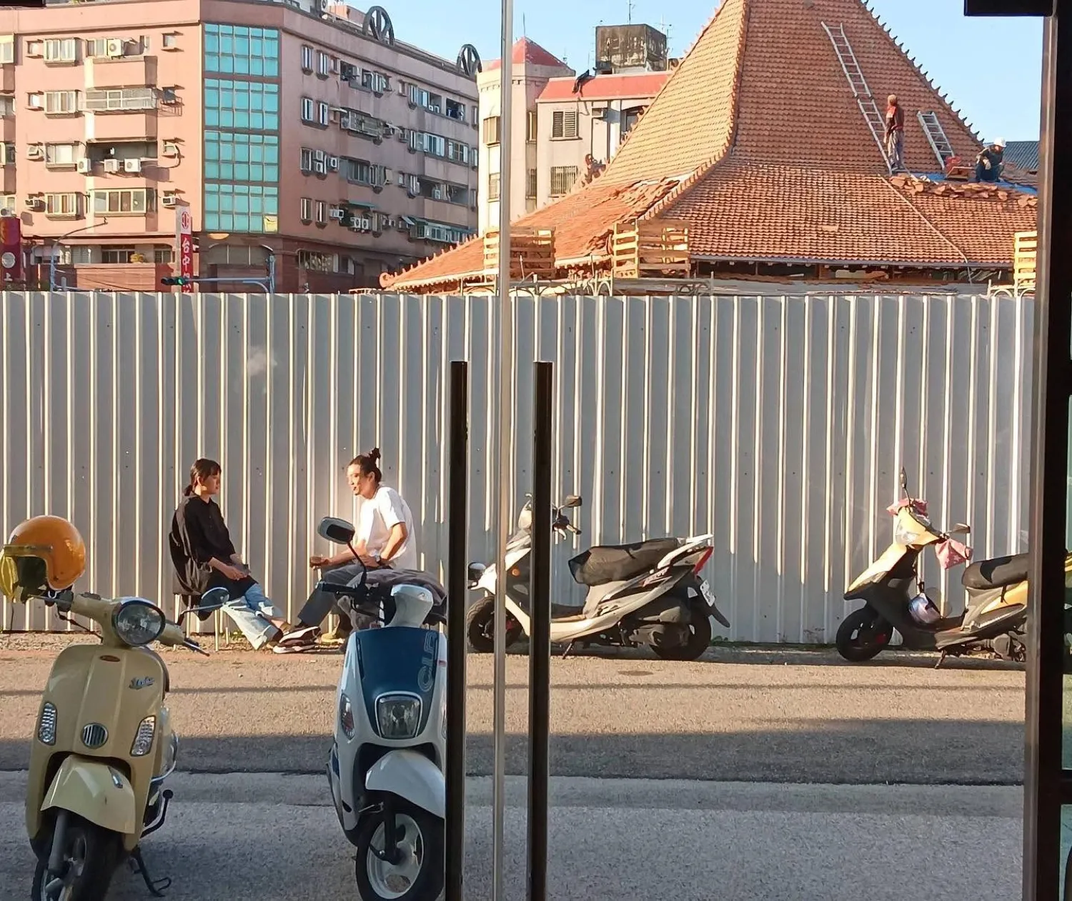 員林街角的風景，路邊停著偉士牌機車